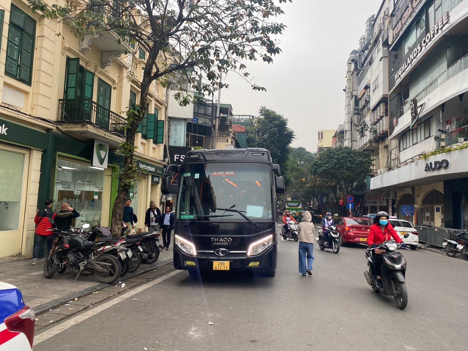 Hà Nội: Cận cảnh hàng đoàn xe ô tô cỡ lớn dừng đón khách trong giờ cao điểm ở phố cổ -0