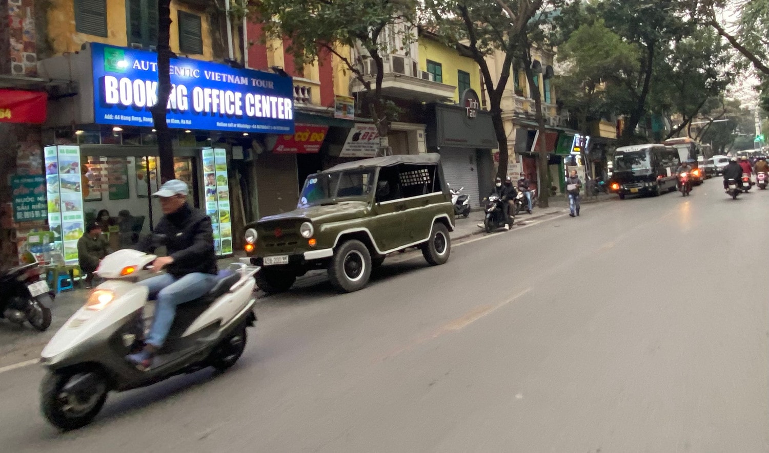 Xe U Oát chở người không cài dây an toàn, ngồi “vắt vẻo” trên thành ghế xe -0
