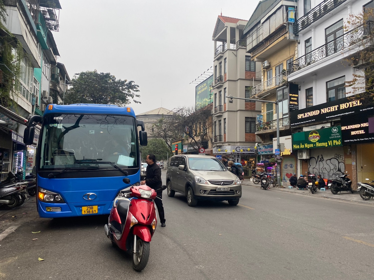Hà Nội: Cận cảnh hàng đoàn xe ô tô cỡ lớn dừng đón khách trong giờ cao điểm ở phố cổ -0