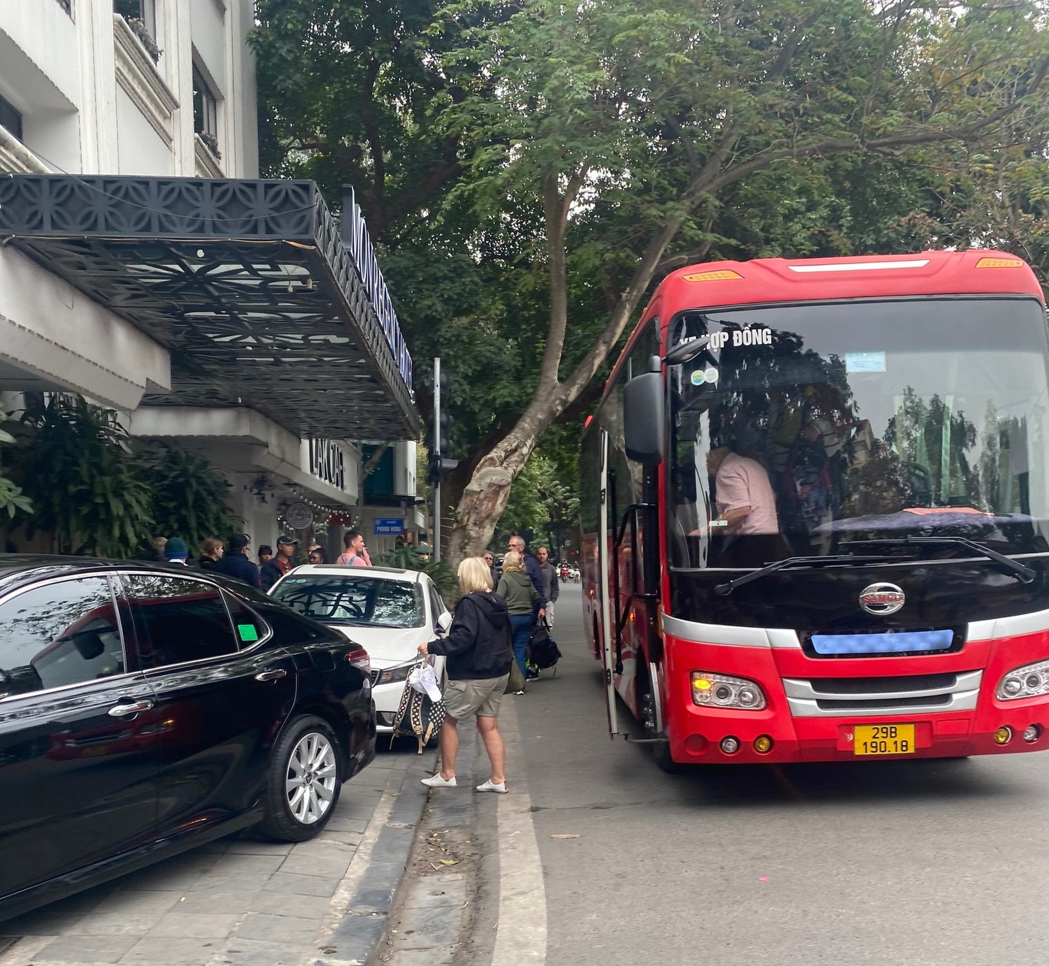 Hà Nội: Cận cảnh hàng đoàn xe ô tô cỡ lớn dừng đón khách trong giờ cao điểm ở phố cổ -0