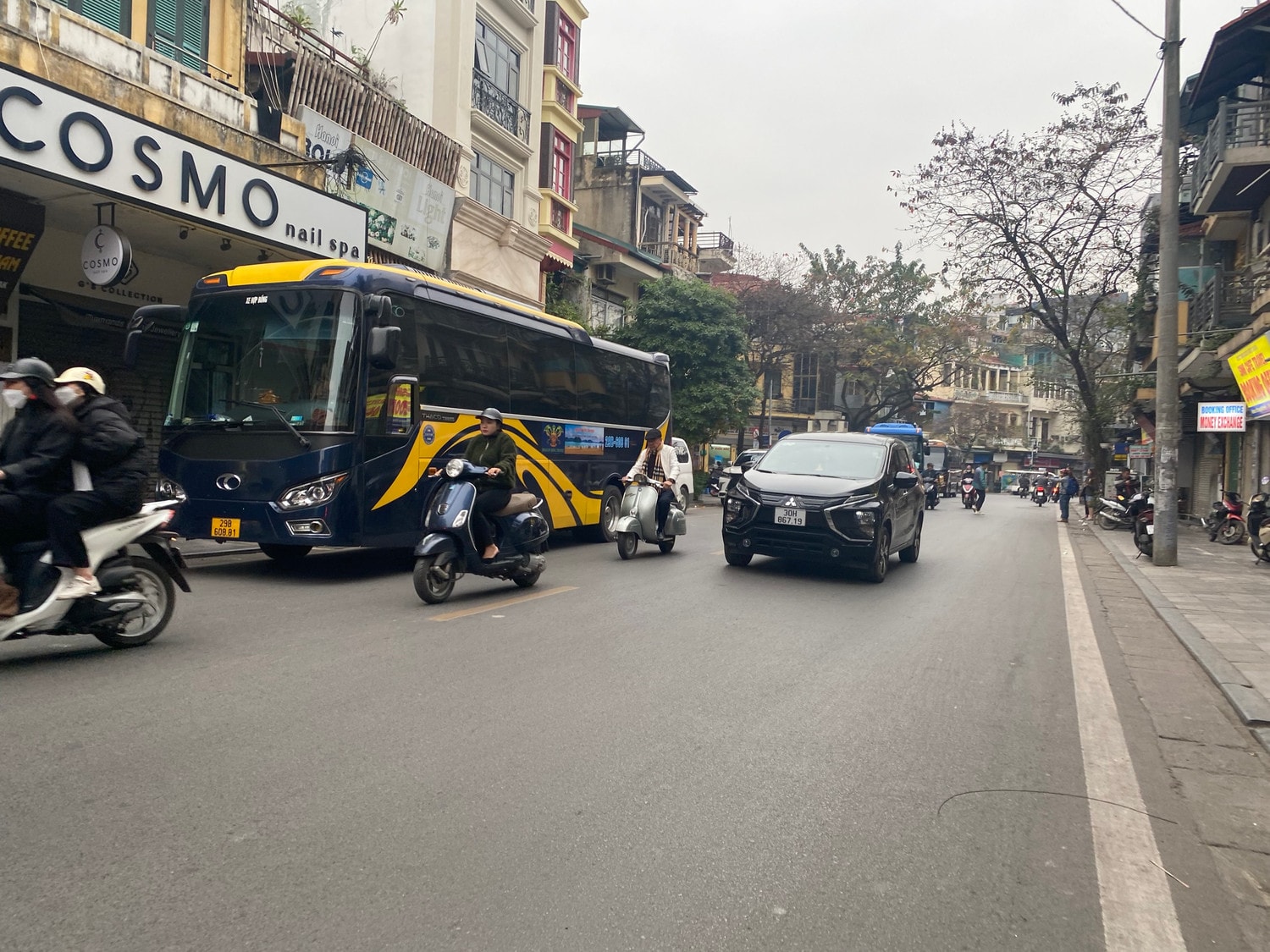 Hà Nội: Cận cảnh hàng đoàn xe ô tô cỡ lớn dừng đón khách trong giờ cao điểm ở phố cổ -0