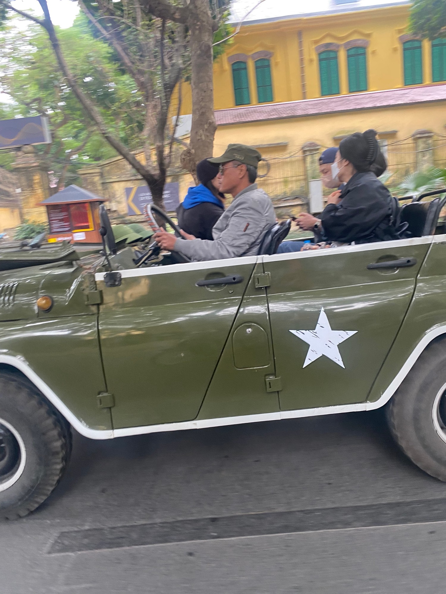 Xe U Oát chở người không cài dây an toàn, ngồi “vắt vẻo” trên thành ghế xe -0