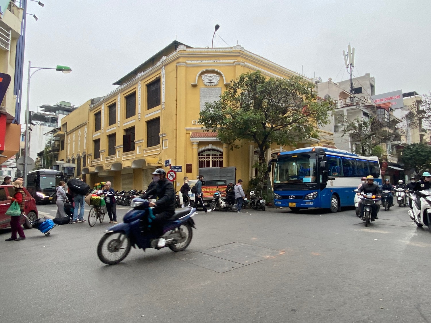 Hà Nội: Cận cảnh hàng đoàn xe ô tô cỡ lớn dừng đón khách trong giờ cao điểm ở phố cổ -0