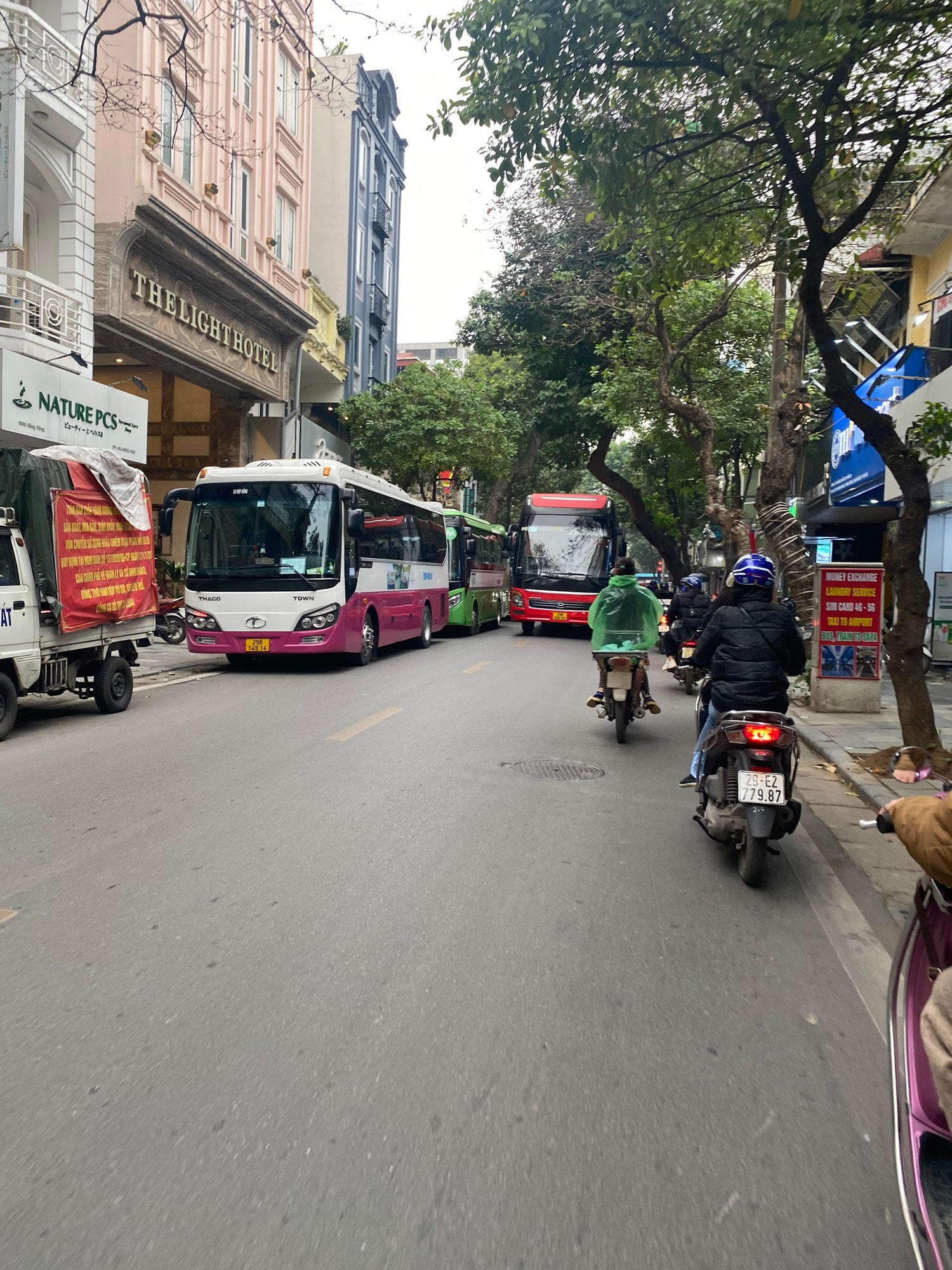 Hà Nội: Cận cảnh hàng đoàn xe ô tô cỡ lớn dừng đón khách trong giờ cao điểm ở phố cổ -0