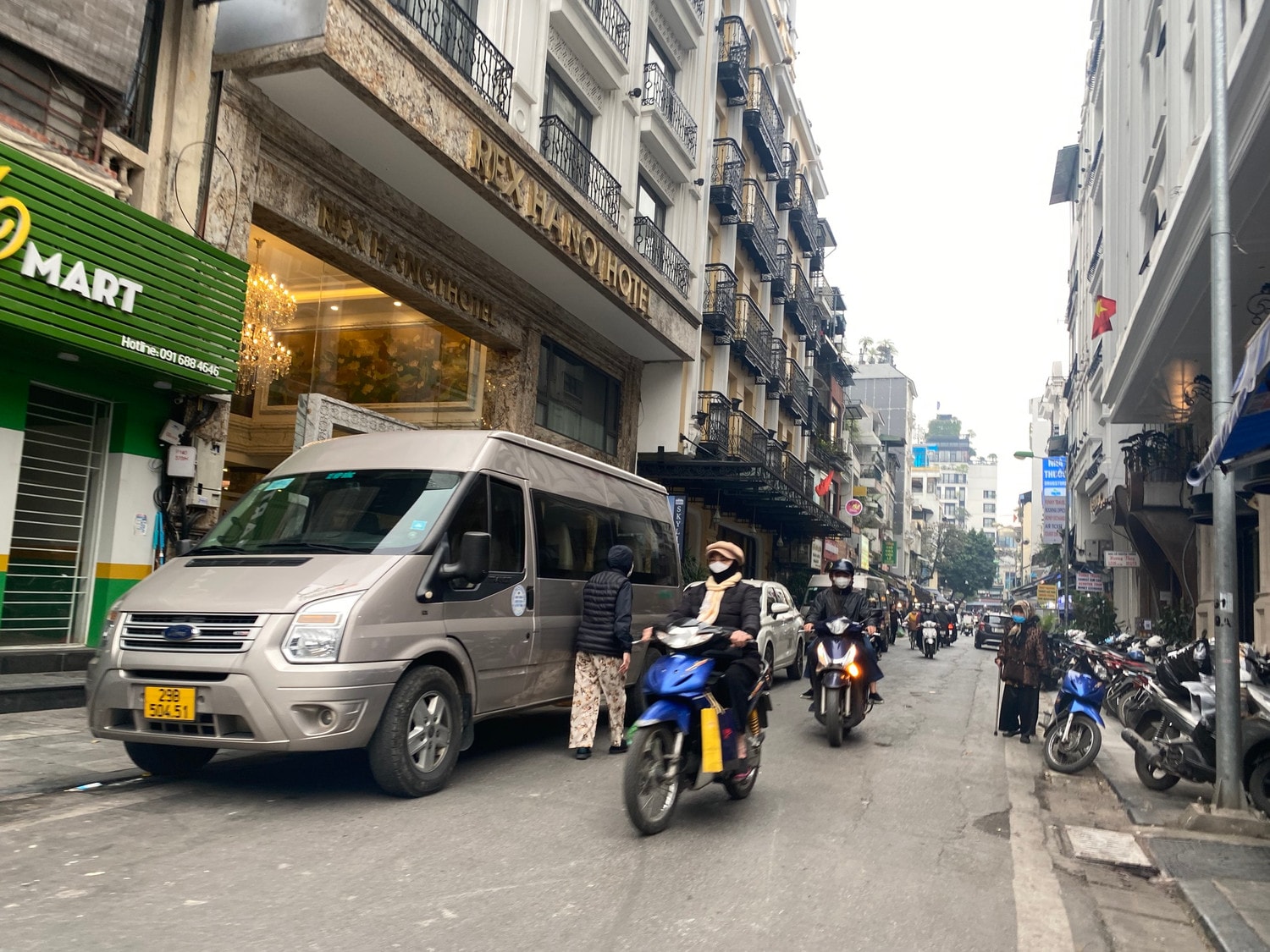 Hà Nội: Cận cảnh hàng đoàn xe ô tô cỡ lớn dừng đón khách trong giờ cao điểm ở phố cổ -0