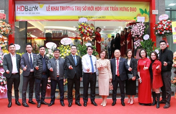Các đại biểu chúc mừng khai trương trụ sở mới HDBank Trần Hưng Đạo 
