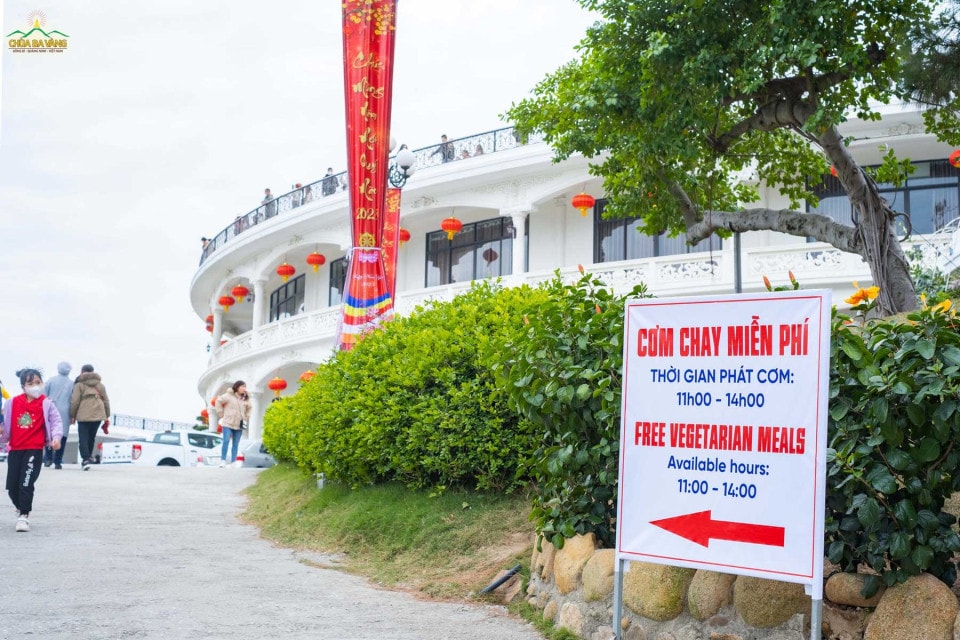 Hàng vạn suất cơm chay miễn phí phát tặng Phật tử, du khách thập phương - nét đẹp riêng có ở chùa Ba Vàng -0