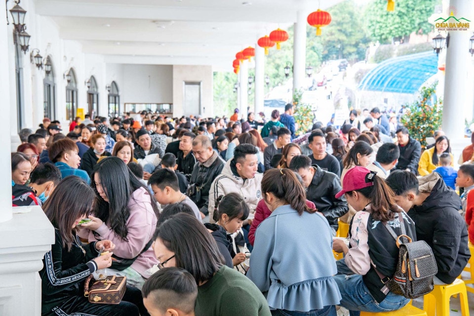 Hàng vạn suất cơm chay miễn phí phát tặng Phật tử, du khách thập phương - nét đẹp riêng có ở chùa Ba Vàng -0