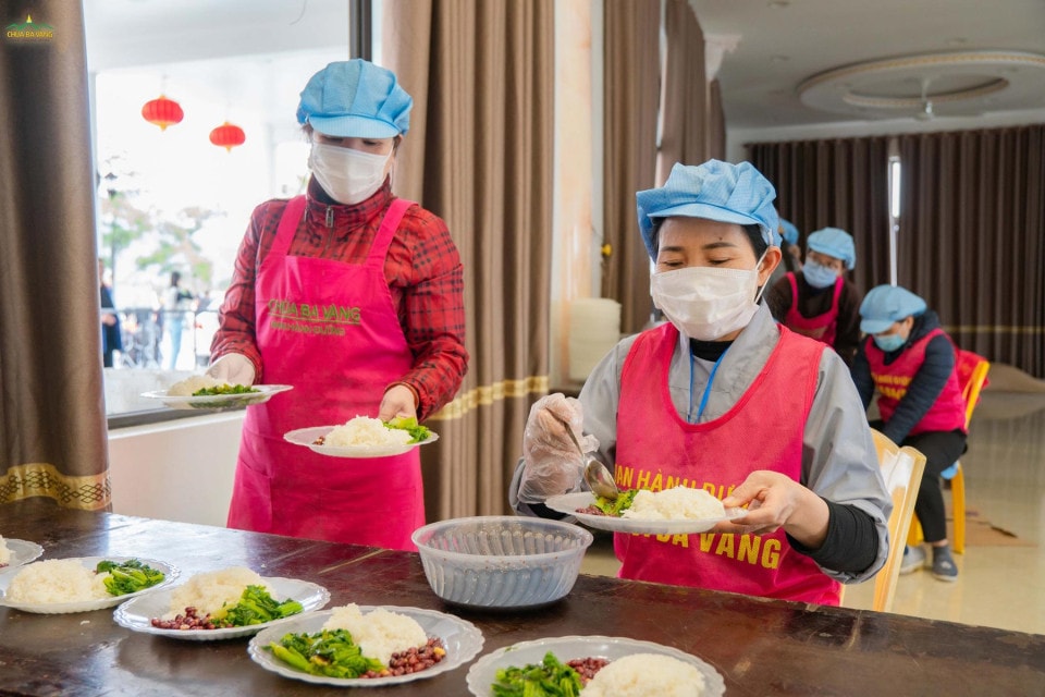 Hàng vạn suất cơm chay miễn phí phát tặng Phật tử, du khách thập phương - nét đẹp riêng có ở chùa Ba Vàng -0