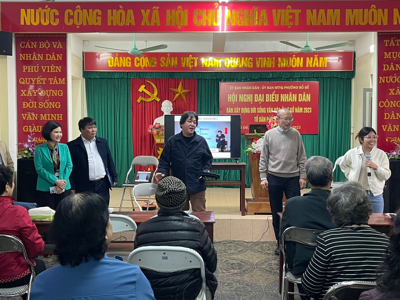 Hướng dẫn bài thể dục tránh ngã cho người cao tuổi -0