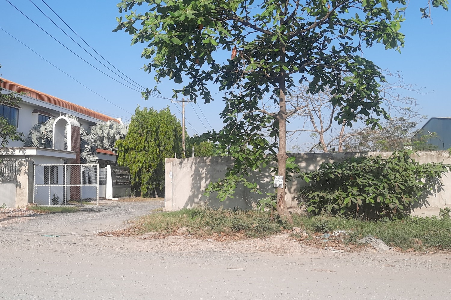 Xây hàng rào không phép bị phạt vi phạm hành chính lỗi “hủy hoại đất” -0