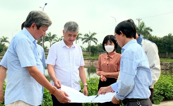 Đoàn khảo sát HĐND tỉnh Ninh Bình khảo sát việc giải quyết kiến nghị cử tri và cam kết trả lời chất vấn tại TP. Ninh Bình - ẢNH THU DUNG