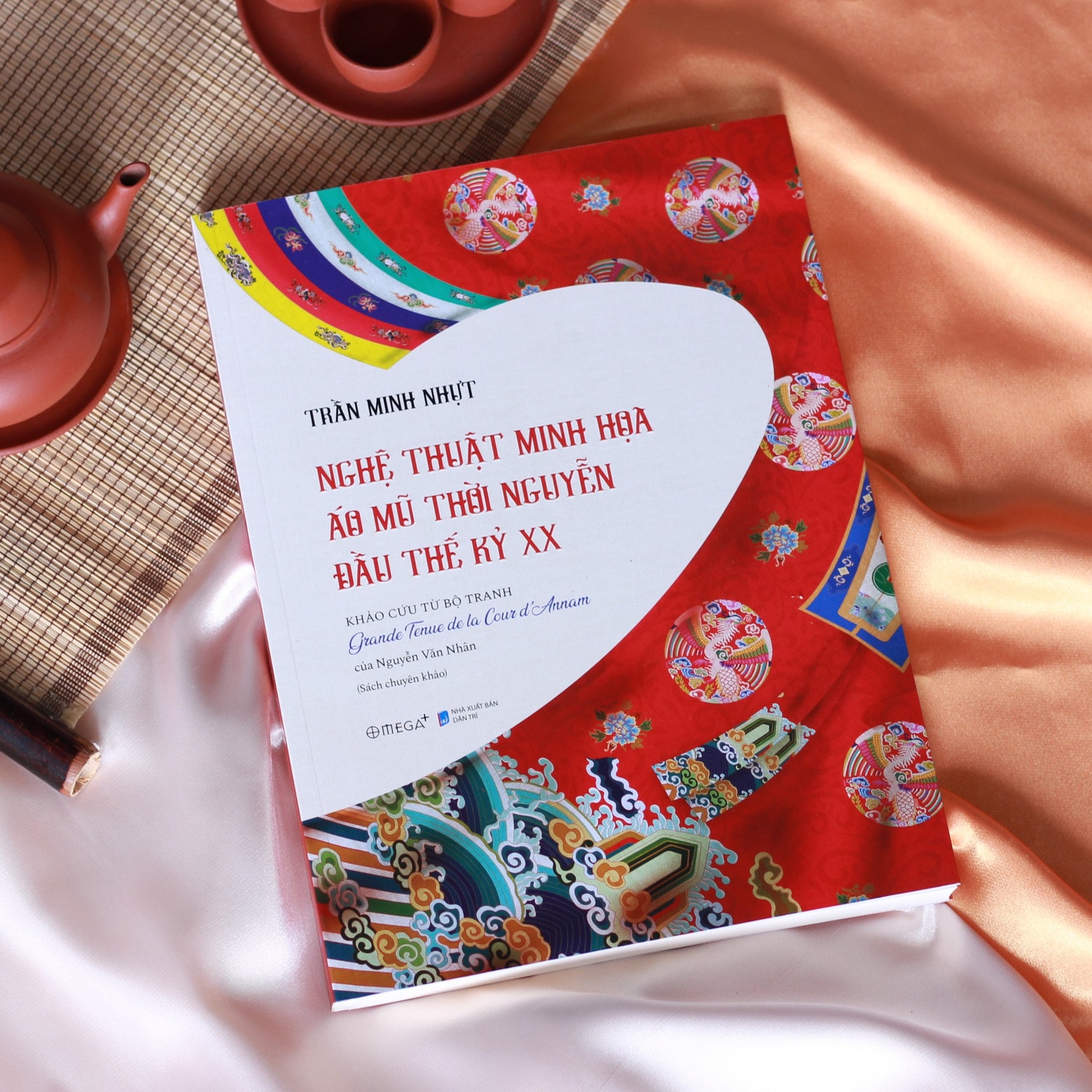 Cuốn sách do Nhà xuất bản Dân trí và Omega Plus ấn hành