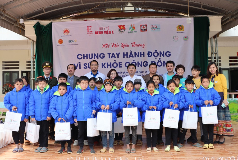 Bệnh viện E khám, chữa bệnh, phát thuốc miễn phí cho học sinh Trường tiểu học Đường Âm -0