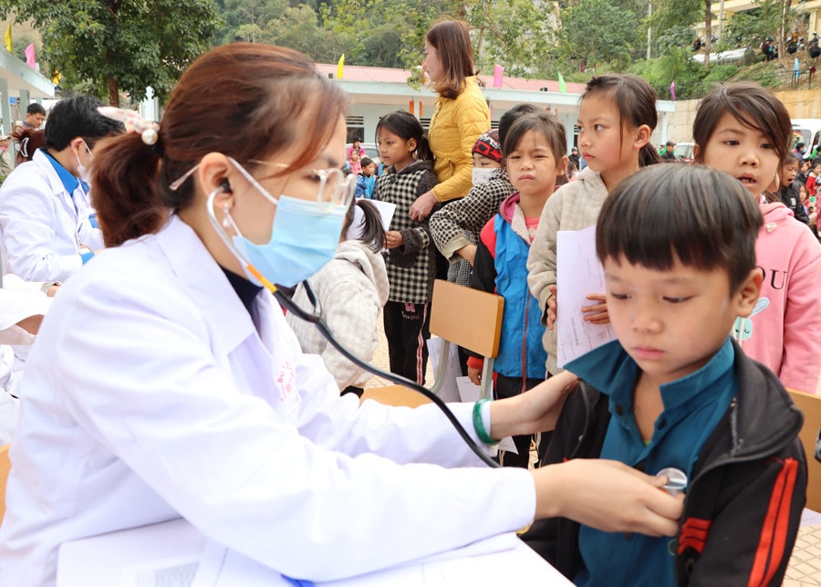 Bệnh viện E khám, chữa bệnh, phát thuốc miễn phí cho học sinh Trường tiểu học Đường Âm -0