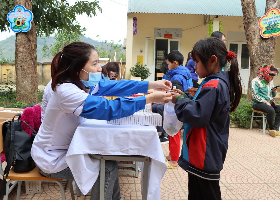 Bệnh viện E khám, chữa bệnh, phát thuốc miễn phí cho học sinh Trường tiểu học Đường Âm -0