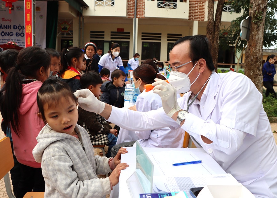 Bệnh viện E khám, chữa bệnh, phát thuốc miễn phí cho học sinh Trường tiểu học Đường Âm -0