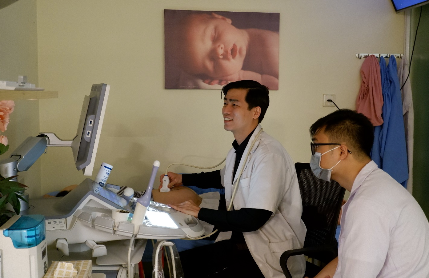 Bác sĩ sản khoa tiết lộ điều ít biết về nghề chăm sóc “một nửa thế giới” -0