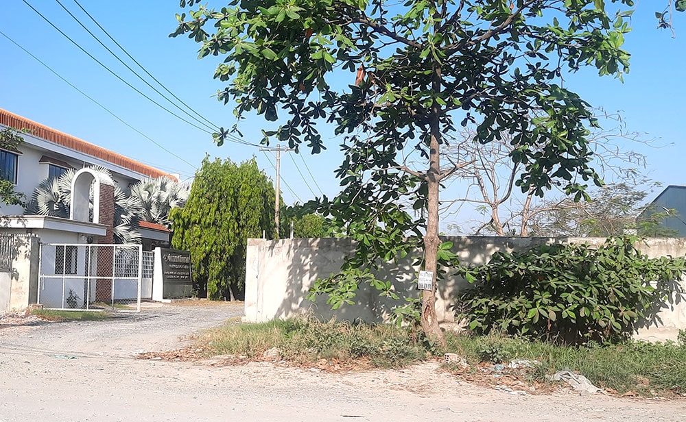 Xây hàng rào không phép bị phạt hành chính lỗi “hủy hoại đất”