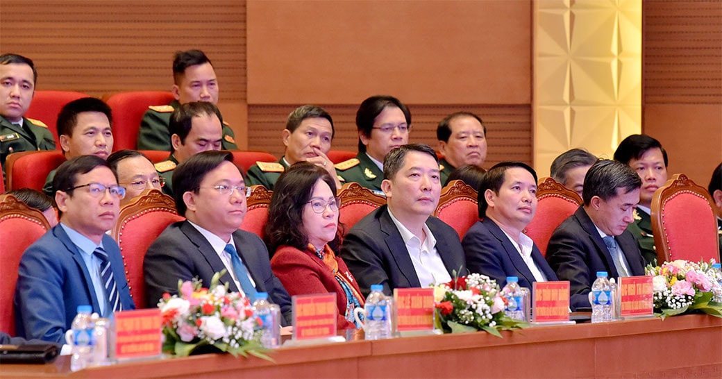 Khẩn trương hoàn thiện chính sách, sớm tạo chuyển biến căn bản trong sự nghiệp chăm sóc sức khoẻ Nhân dân