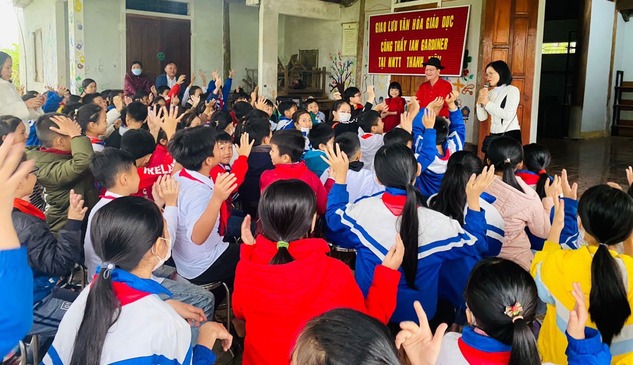 Đồng hành gieo tri thức trên đất Việt -0
