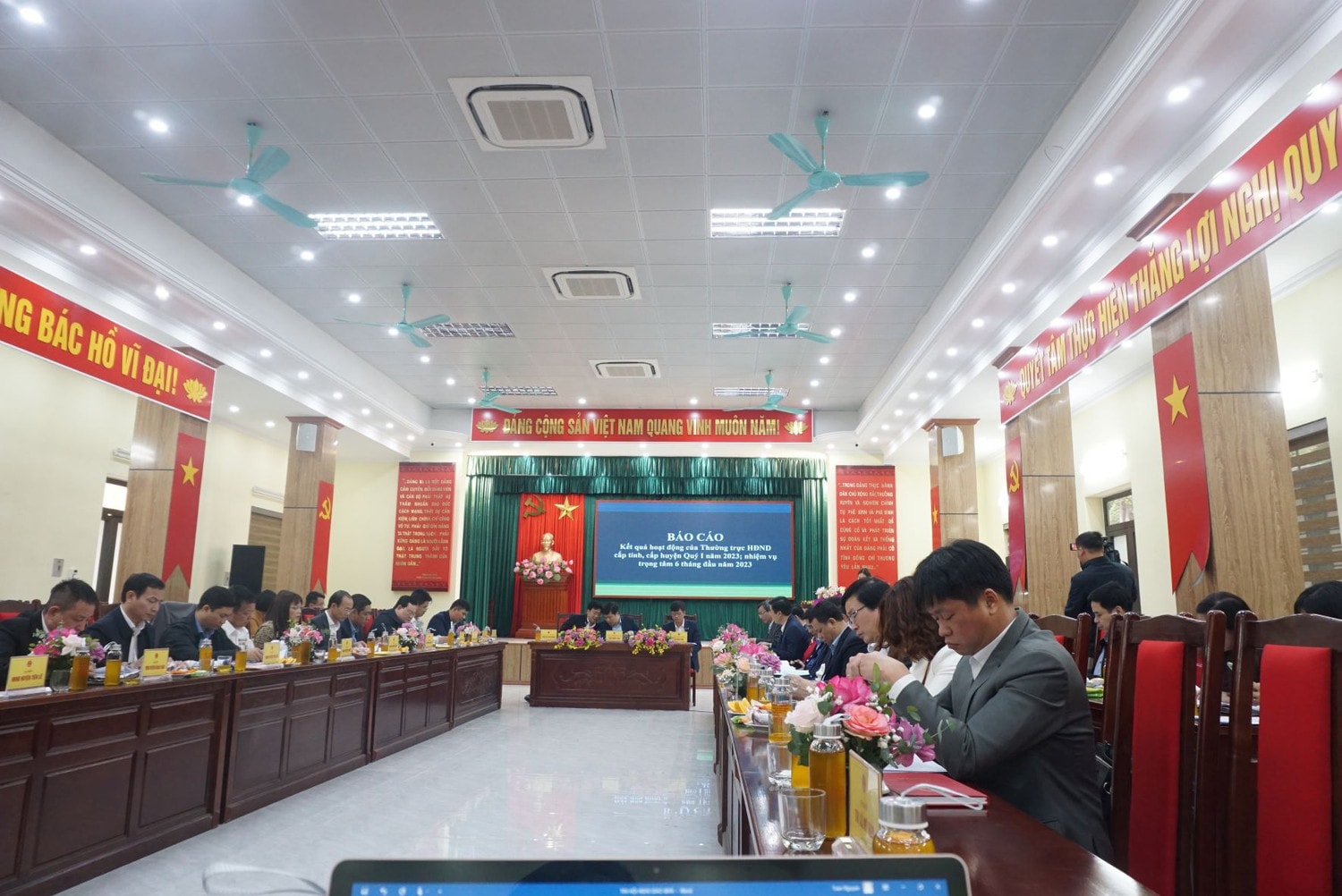 Các đại biểu tham dự Hội nghị Phát huy vai trò cầu nối và nâng cao chất lượng giám sát của HĐND -0