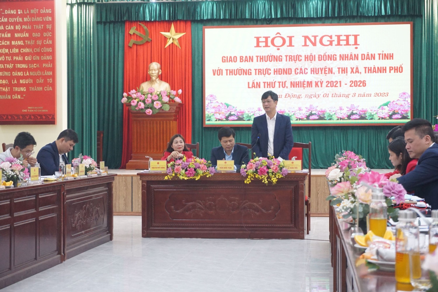 Phó Chủ tịch Thường trực HĐND tỉnh Lê Xuân Tiến điều hành phần thảo luận Phát huy vai trò cầu nối và nâng cao chất lượng giám sát của HĐND -0