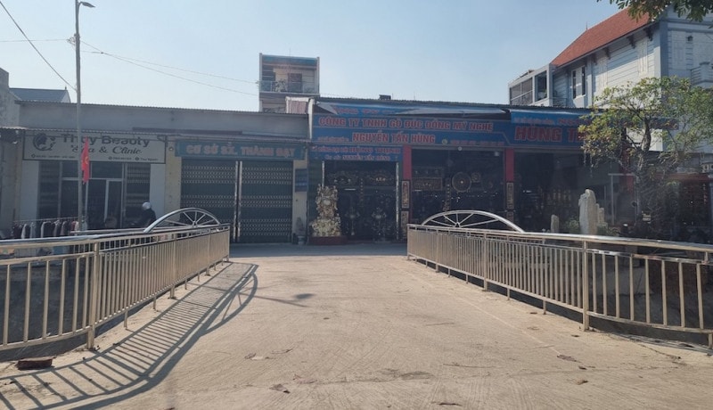 Dù bị chính quyền địa phương kiên quyết phản đối, Công ty TNHH Thương mại và Sản xuất Hùng Thịnh vẫn gấp rút xây xong cây cầu qua sông Đông Côi - Đại Quảng Bình