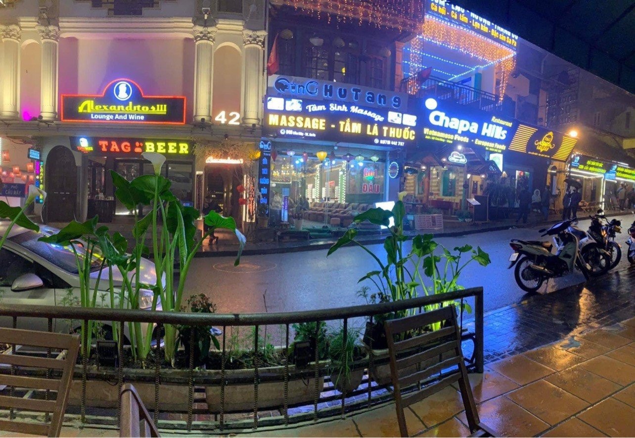 Nhiều năm bị tra tấn bởi “nhạc sàn” từ quán Bar, cụ ông lập nhật ký ghi lại “phút bình yên” hiếm hoi -0