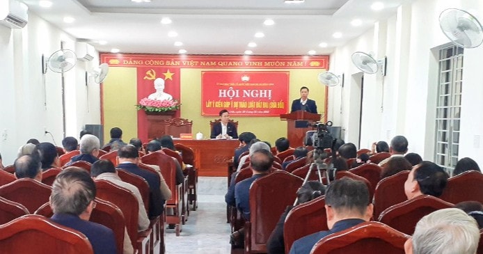 Cử tri thị xã Hồng Lĩnh, Hà Tĩnh tham gia đóng góp ý kiến vào dự thảo Luật Đất đai (sửa đổi) Ảnh: Bình Nguyên