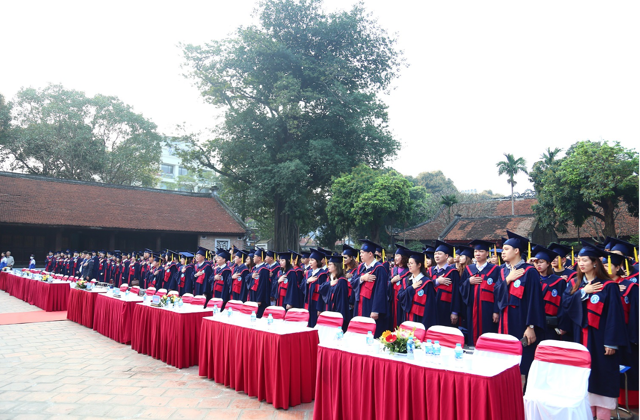 Gần 900 sinh viên, học viên, nghiên cứu sinh trường ĐH Mở Hà Nội tốt nghiệp -0