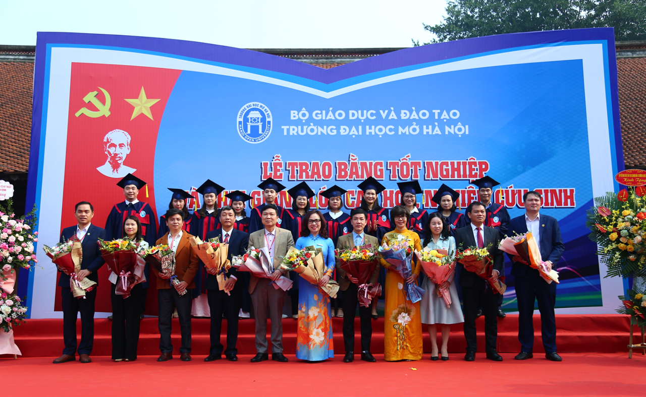 Gần 900 sinh viên, học viên, nghiên cứu sinh trường ĐH Mở Hà Nội tốt nghiệp -0