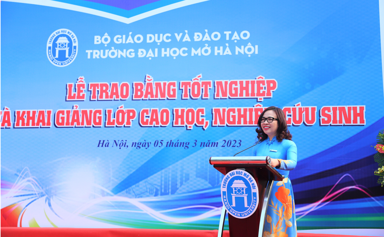 Gần 900 sinh viên, học viên, nghiên cứu sinh trường ĐH Mở Hà Nội tốt nghiệp -0