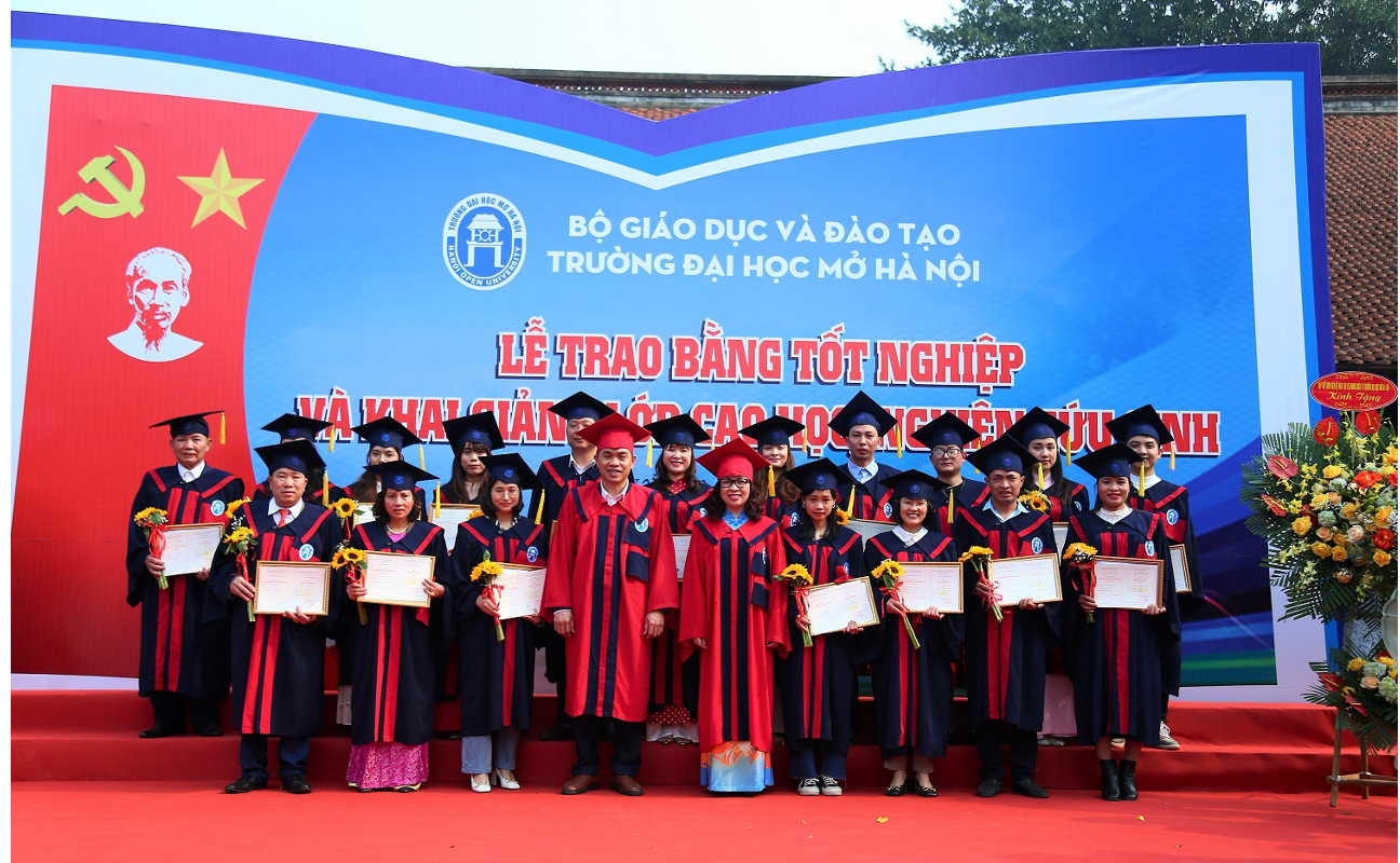 Gần 900 sinh viên, học viên, nghiên cứu sinh trường ĐH Mở Hà Nội tốt nghiệp -0