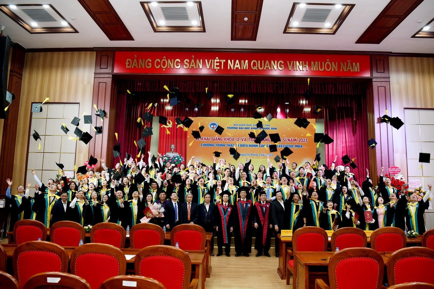 Trường ĐH Kinh tế Quốc dân trao bằng Thạc sĩ Điều hành cao cấp -0