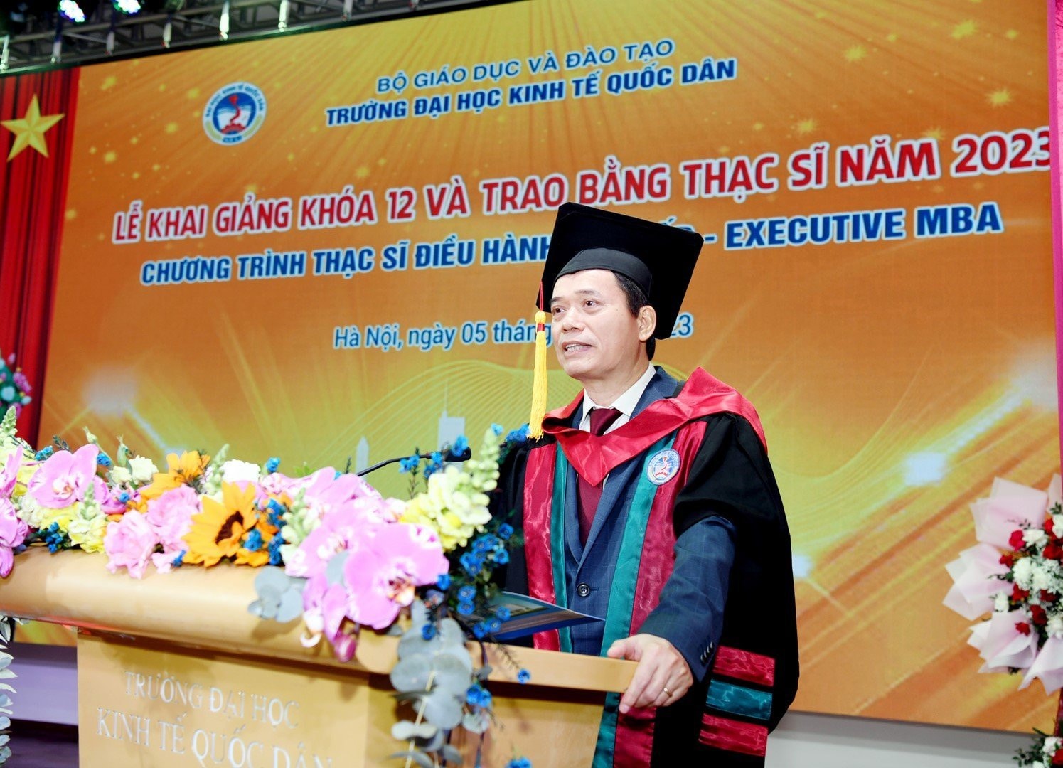 Trường ĐH Kinh tế Quốc dân trao bằng Thạc sĩ Điều hành cao cấp -0