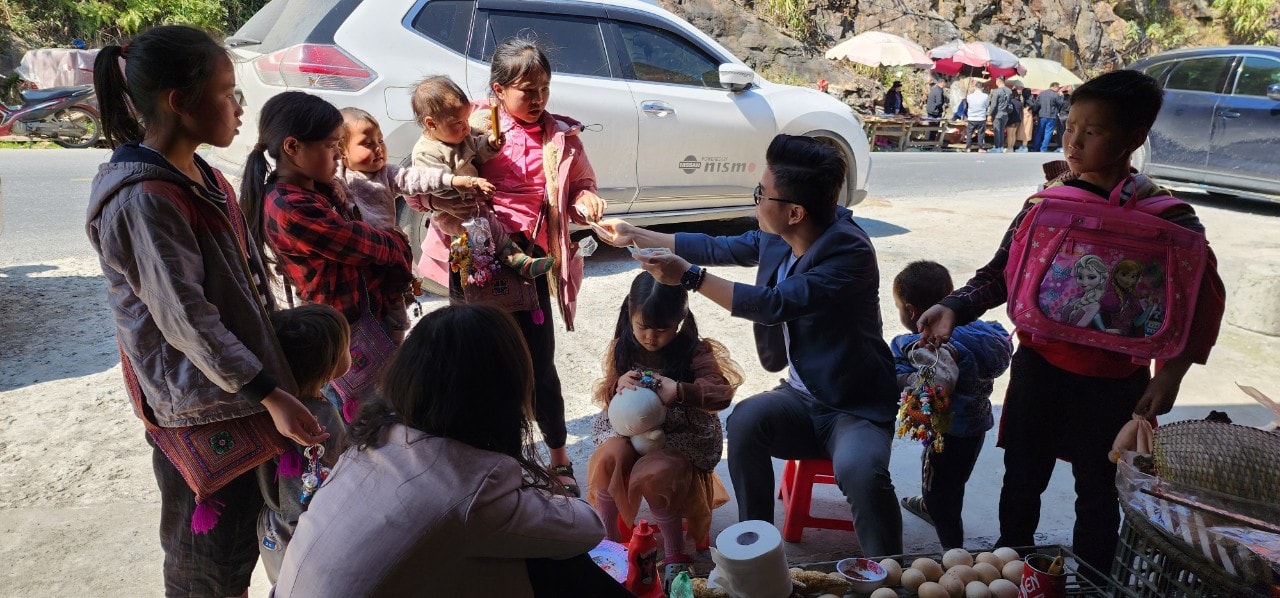 Khó trong xử lý nạn đeo bám, ăn xin khách du lịch tại Sa Pa -0