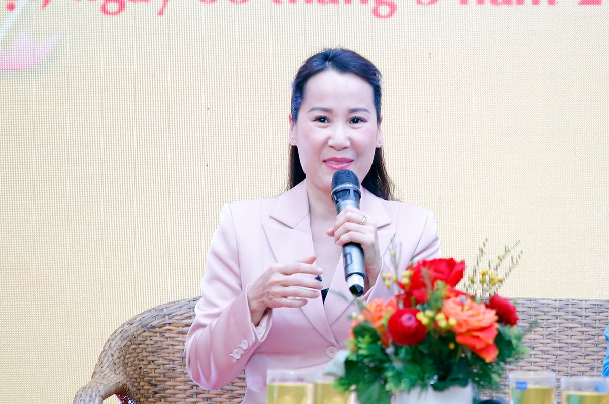 Để theo kịp với dòng chảy của thời đại, phụ nữ ngày nay phải thay đổi rất nhiều giá trị truyền thống. Bên cạnh việc gìn giữ những giá trị cốt lõi, mang tính kế thừa thì họ cũng phải thay đổi để bắt kịp nhịp sống và xu hướng phát triển mới. Vậy người phụ nữ trong thời đại mới có những gì khác so với người phụ nữ trước đây, thưa nhạc sĩ Giáng Son?