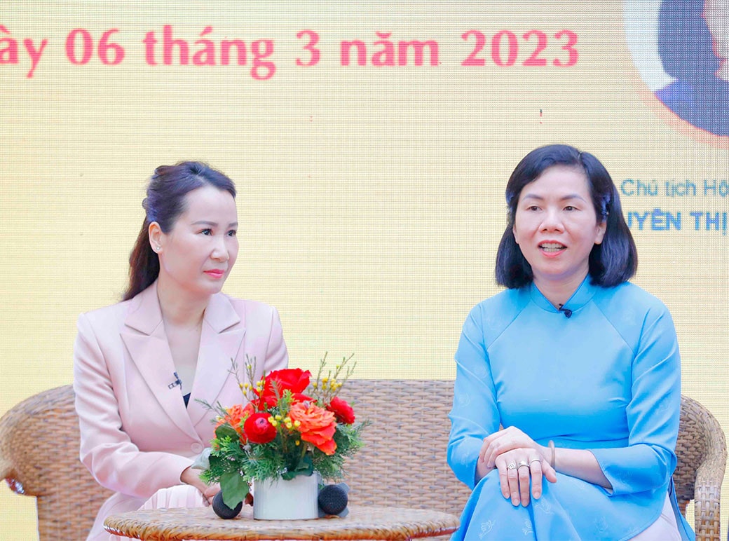 MC: Chào mừng các vị khách mời đến với chương trình. Mở đầu, xin được hỏi 3 vị khách mời, chúng ta có thể nhận diện một người phụ nữ thời đại mới thông qua những khía cạnh nào, những biểu hiện nào?