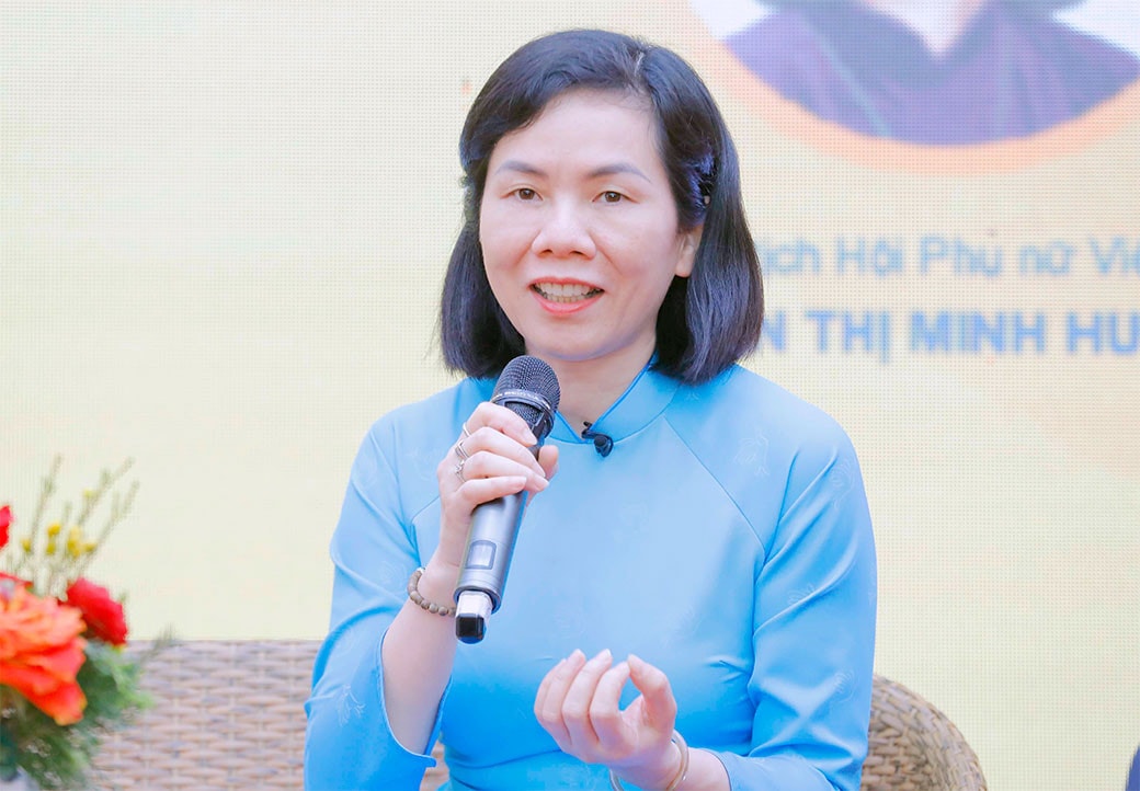MC: Rõ ràng chúng ta thấy, để theo kịp với dòng chảy của thời đại, phụ nữ ngày nay phải thay đổi rất nhiều giá trị truyền thống. Bên cạnh việc gìn giữ những giá trị cốt lõi, mang tính kế thừa thì họ cũng phải thay đổi để bắt kịp nhịp sống và xu hướng phát triển mới. Vậy người phụ nữ trong thời đại mới có những gì khác so với người phụ nữ trước đây? 