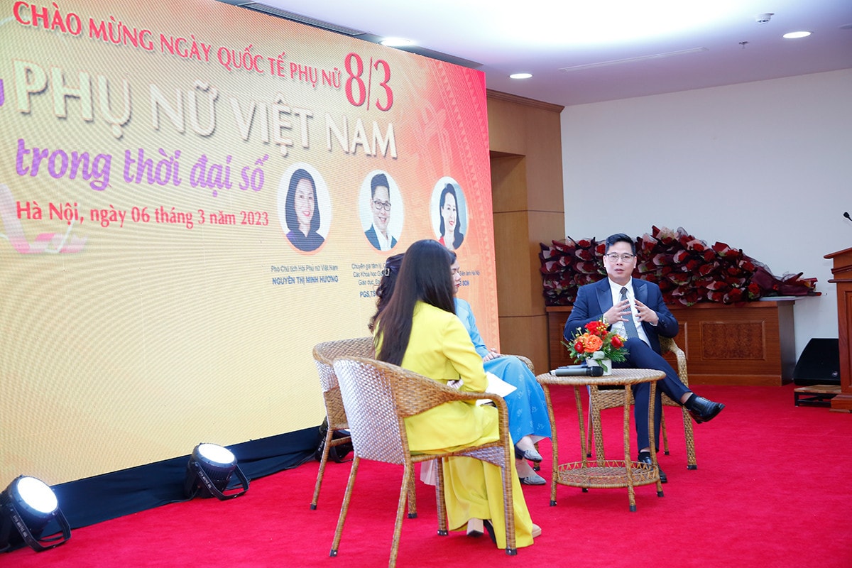 MC: Thưa quý vị! Trong thời đại chuyển đổi số ngày nay, rất nhiều phụ nữ cũng đã nắm bắt cơ hội, học tập và phát triển ngành nghề của mình trong lĩnh vực sáng tạo và công nghệ thông tin. Tuy nhiên, rất nhiều người cho rằng khoảng cách và những định kiến giới đối với phụ nữ trong lĩnh vực này vẫn còn tồn tại, khiến cho phụ nữ vẫn còn gặp nhiều khó khăn và thách thức. Vậy, những người phụ nữ cần làm gì để khẳng định mình, đồng thời mang lại hạnh phúc cho chính mình, cho gia đình và cống hiến cho x