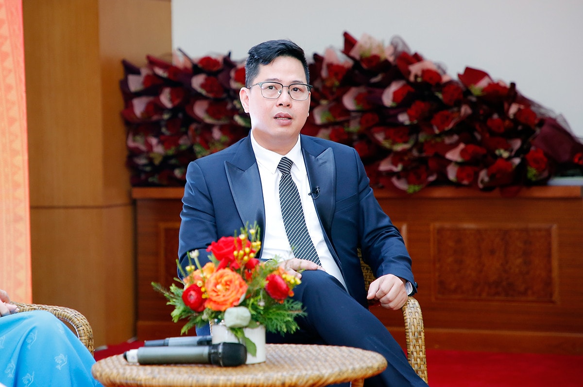 MC: Chào mừng các vị khách mời đến với chương trình. Mở đầu, xin được hỏi 3 vị khách mời, chúng ta có thể nhận diện một người phụ nữ thời đại mới thông qua những khía cạnh nào, những biểu hiện nào?