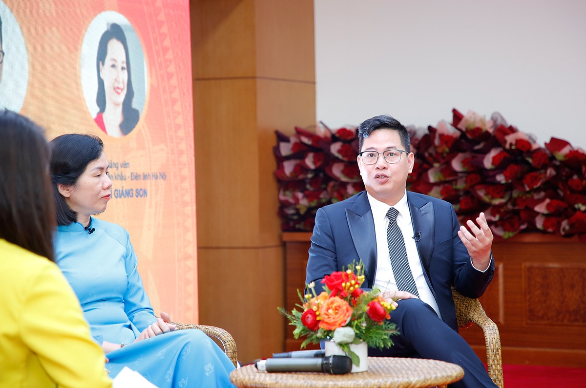 MC: Chủ đề của ngày Quốc tế Phụ nữ năm nay là Chuyển đổi số cho tất cả mọi người: Sáng tạo và công nghệ cho bình đẳng giới. Có thể thấy rằng, vấn đề chuyển đổi số đang được khai thác và quan tâm trên rất nhiều khía cạnh và ngày càng, tập trung cho sự phát triển bình đẳng của con người. Và để có thể nắm bắt và tận dụng những cơ hội trên, phụ nữ ngày nay cần phải làm gì, thưa PGS. TS Trần Thành Nam? 