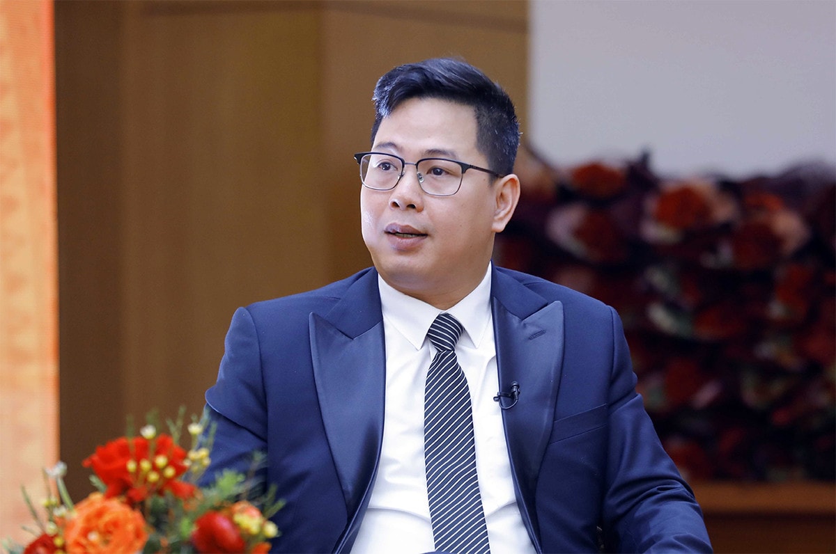 MC: Sự tác động mạnh mẽ của công nghệ số đã làm thay đổi nhiều chuẩn mực, nhiều tiêu chí về con người nói chung và người phụ nữ nói riêng. Theo ông, người phụ nữ của thời smartphone, mạng xã hội, trí tuệ nhân tạo, ChatGPT… sẽ phải đối mặt với những thách thức gì để khẳng định tài năng và trí tuệ, giữ gìn hạnh phúc gia đình, tạo lập vị trí nhất định trong xã hội? 