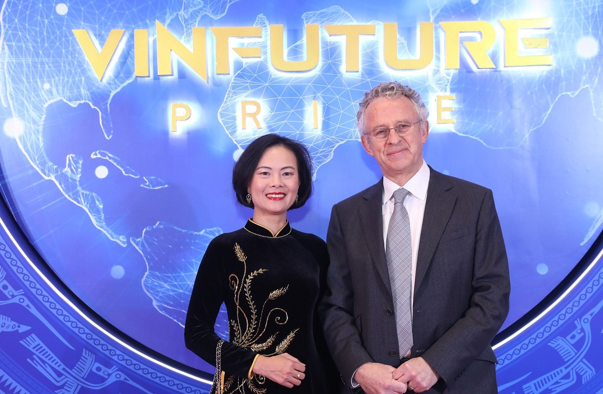 GS Nguyễn Thục Quyên và GS Sir Richard Henry Friend (chủ tịch Hội đồng Giải thưởng VinFuture) tại Lễ Trao giải VinFuture ngày 20.12.2022 GS.Nguyễn Thục Quyên: “Tôi mong muốn kết nối khoa học thế giới với Việt Nam hơn nữa” -0