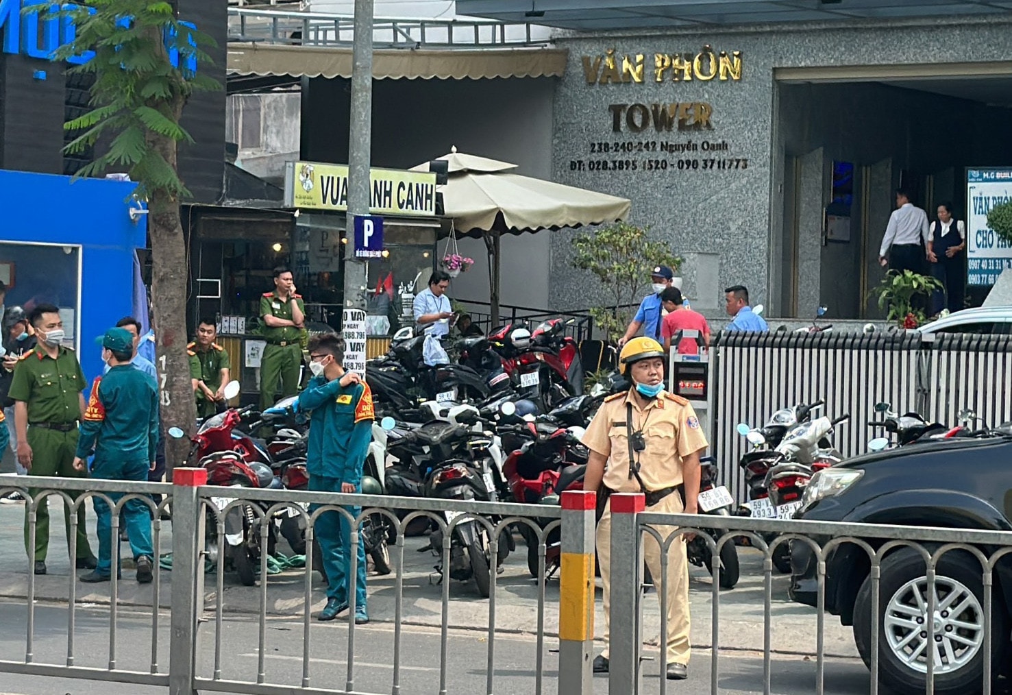 Lực lượng chức năng phong toả toà nhà văn phòng để thực hiện việc khám xét chi nhánh Công ty CP Kinh doanh F88 tại tầng 7, tầng 8 Lực lượng chức năng phong toả toà nhà văn phòng để thực hiện việc khám xét chi nhánh Công ty CP Kinh doanh F88 tại tầng 7, tầng 8