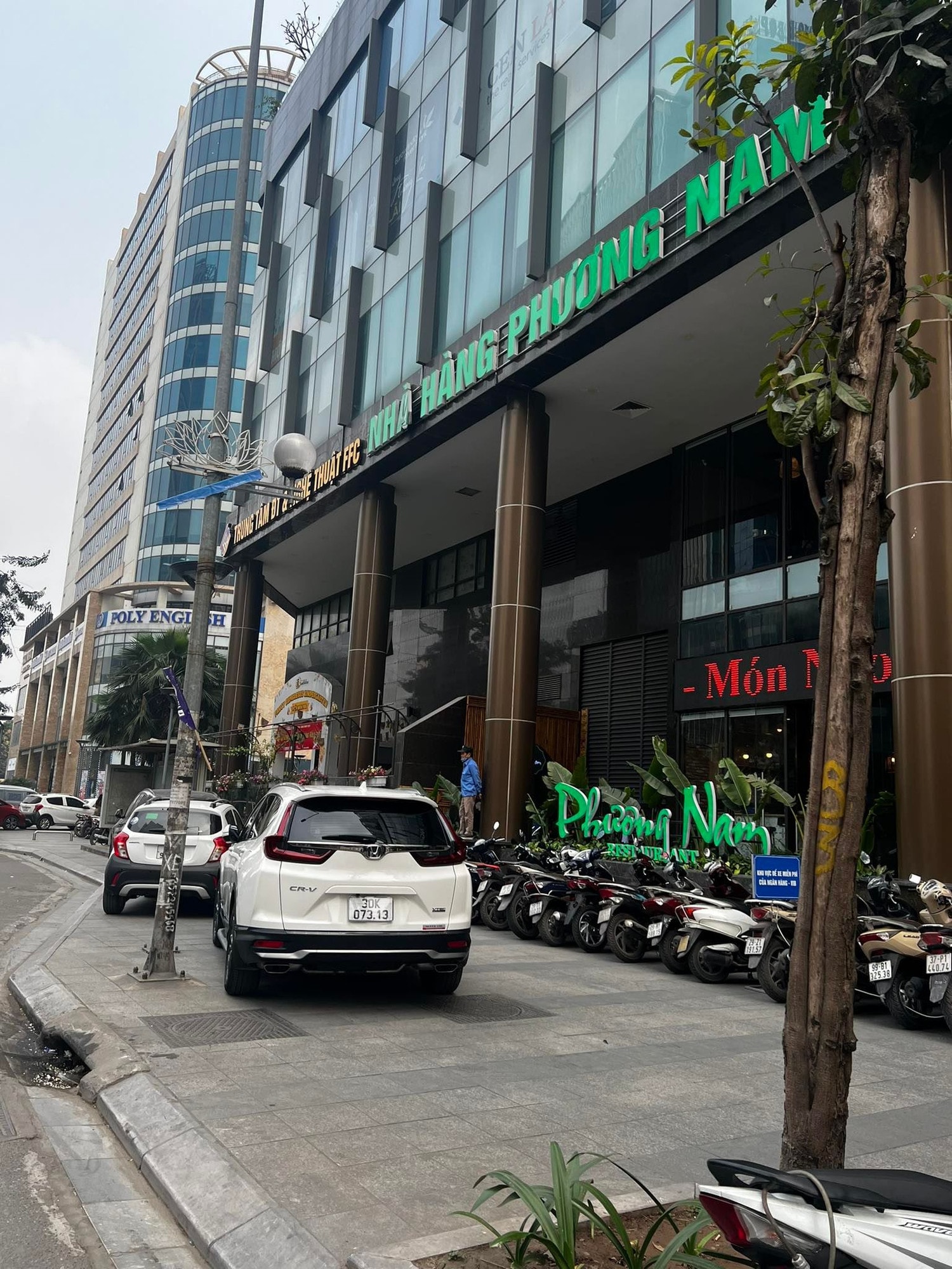 “Nghẹt thở” lòng đường, vỉa hè đằng sau khu đô thị Star City Lê Văn Lương -1