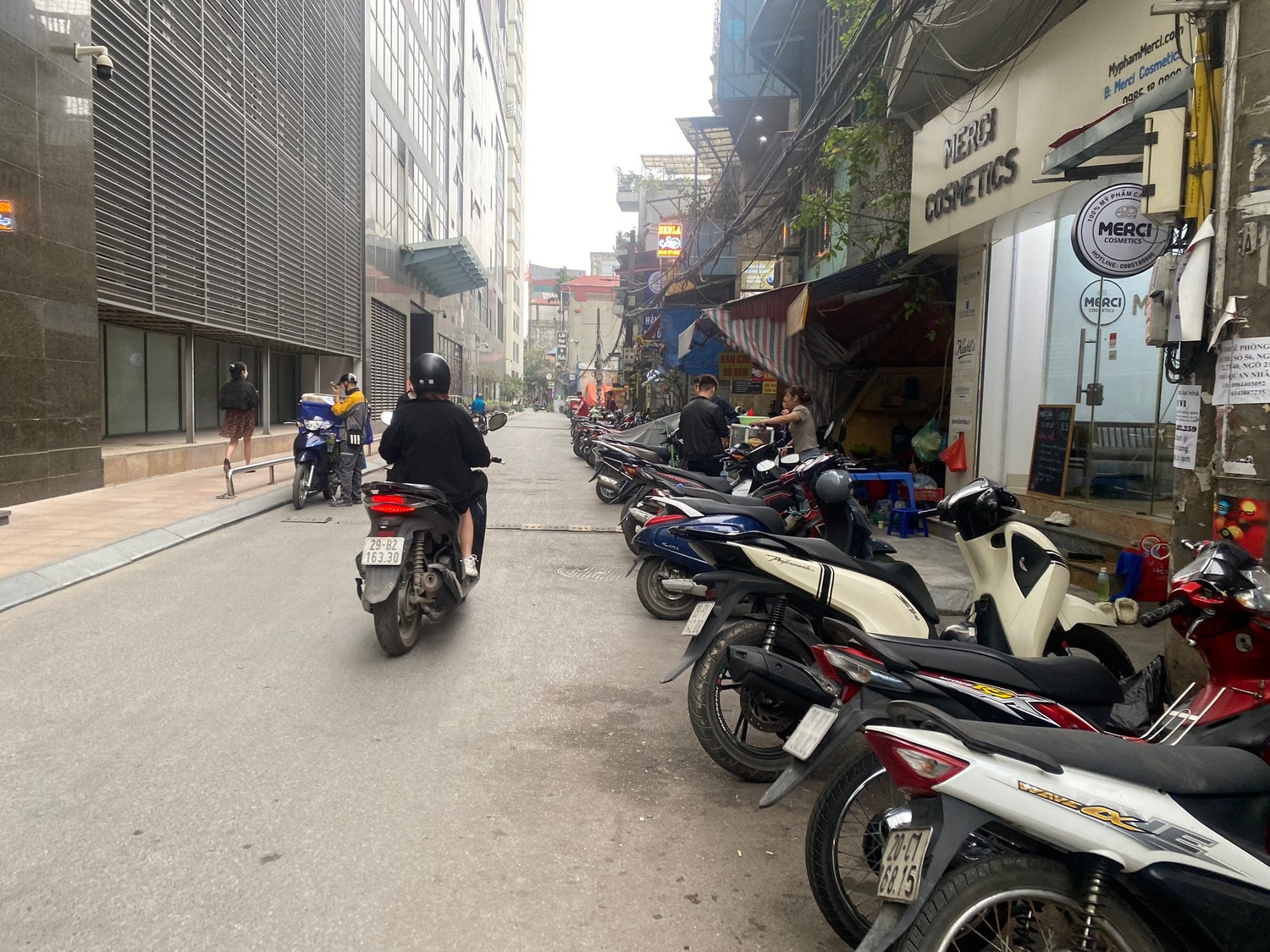 “Nghẹt thở” lòng đường, vỉa hè đằng sau khu đô thị Star City Lê Văn Lương -5