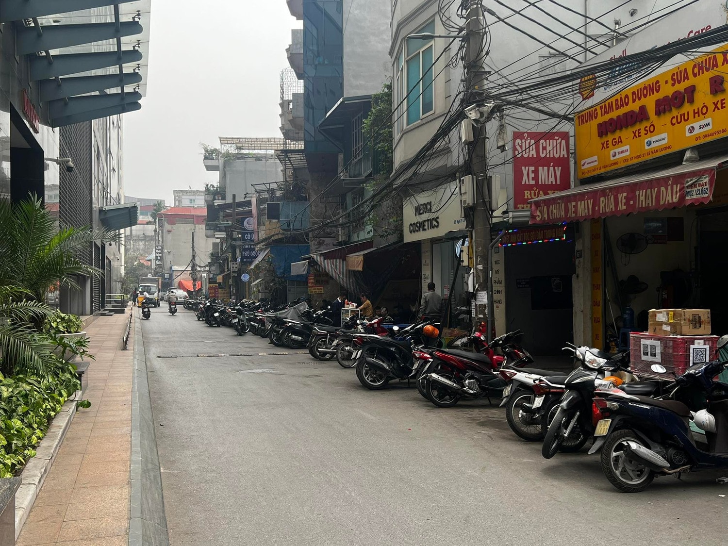 “Nghẹt thở” lòng đường, vỉa hè đằng sau khu đô thị Star City Lê Văn Lương -1