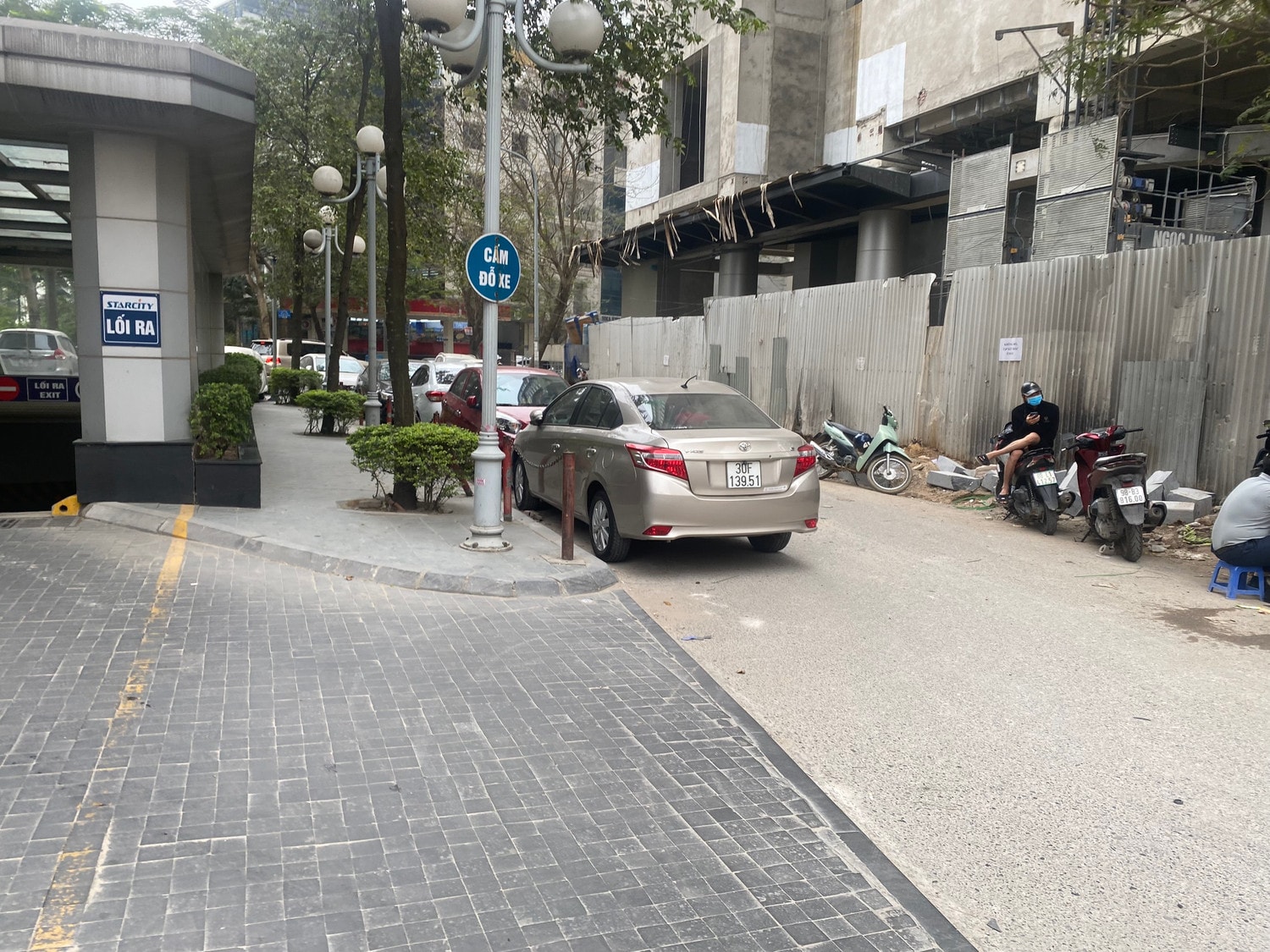 “Nghẹt thở” lòng đường, vỉa hè đằng sau khu đô thị Star City Lê Văn Lương -4